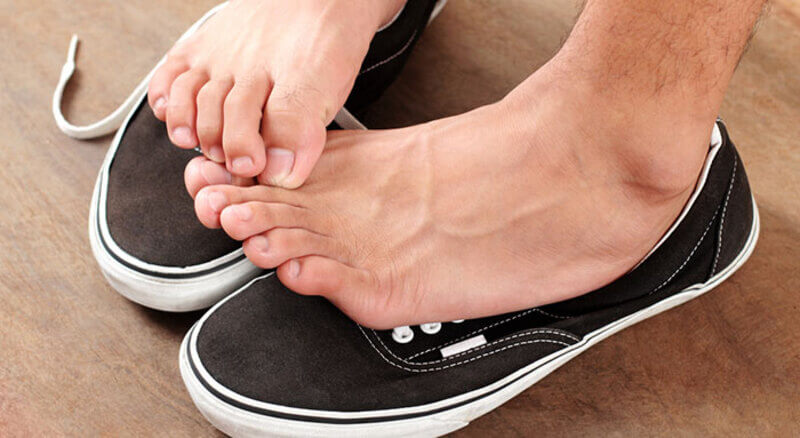Mang giày chật là nguyên nhân gián tiếp dẫn đến việc đau khóe