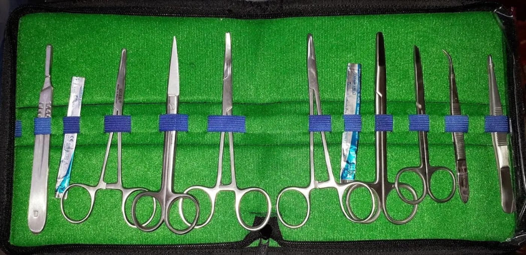 Bộ dụng cụ tiểu phẫu thường gồm 11 món cơ bản 