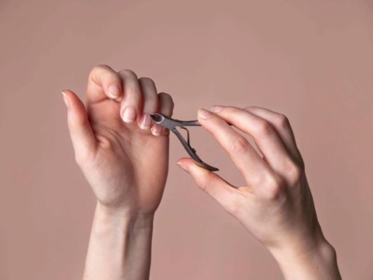 Cách nhặt dạ móng tay đúng cách, đơn giản