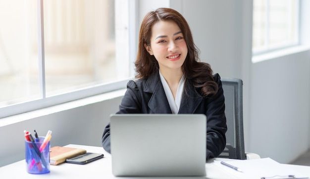 Mỗi khách hàng đều được hướng dẫn chi tiết về cách chăm sóc móng sau điều trị
