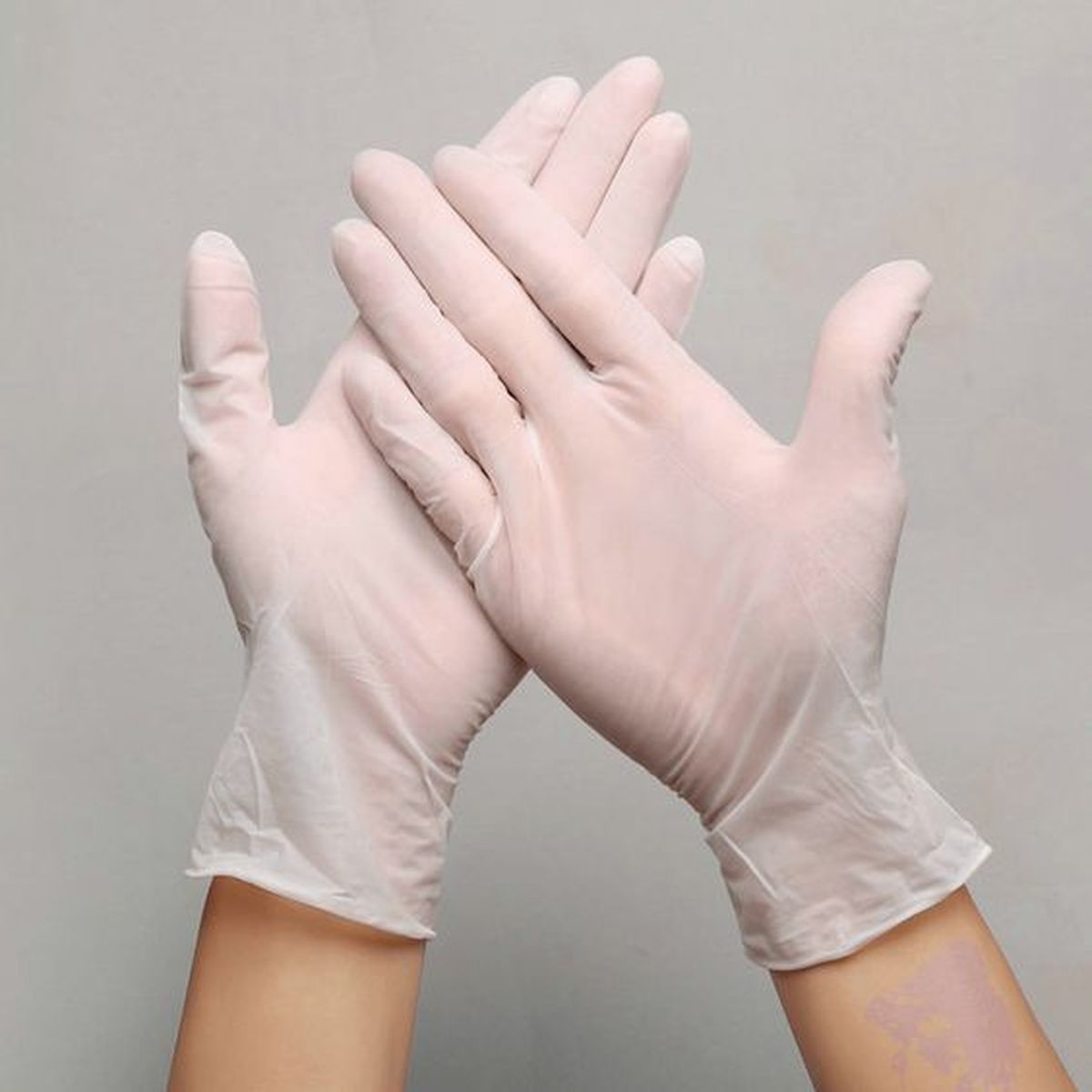 Hãy đeo găng tay khi làm việc nhà hoặc tiếp xúc với hóa chất để giữ móng và vùng da xung quanh luôn khỏe mạnh