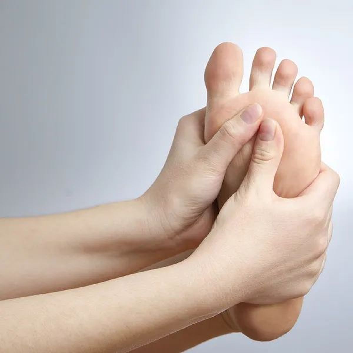 Bạn hãy luôn giữ chân sạch sẽ, lau khô sau khi tắm, đi mưa hoặc vận động mạnh